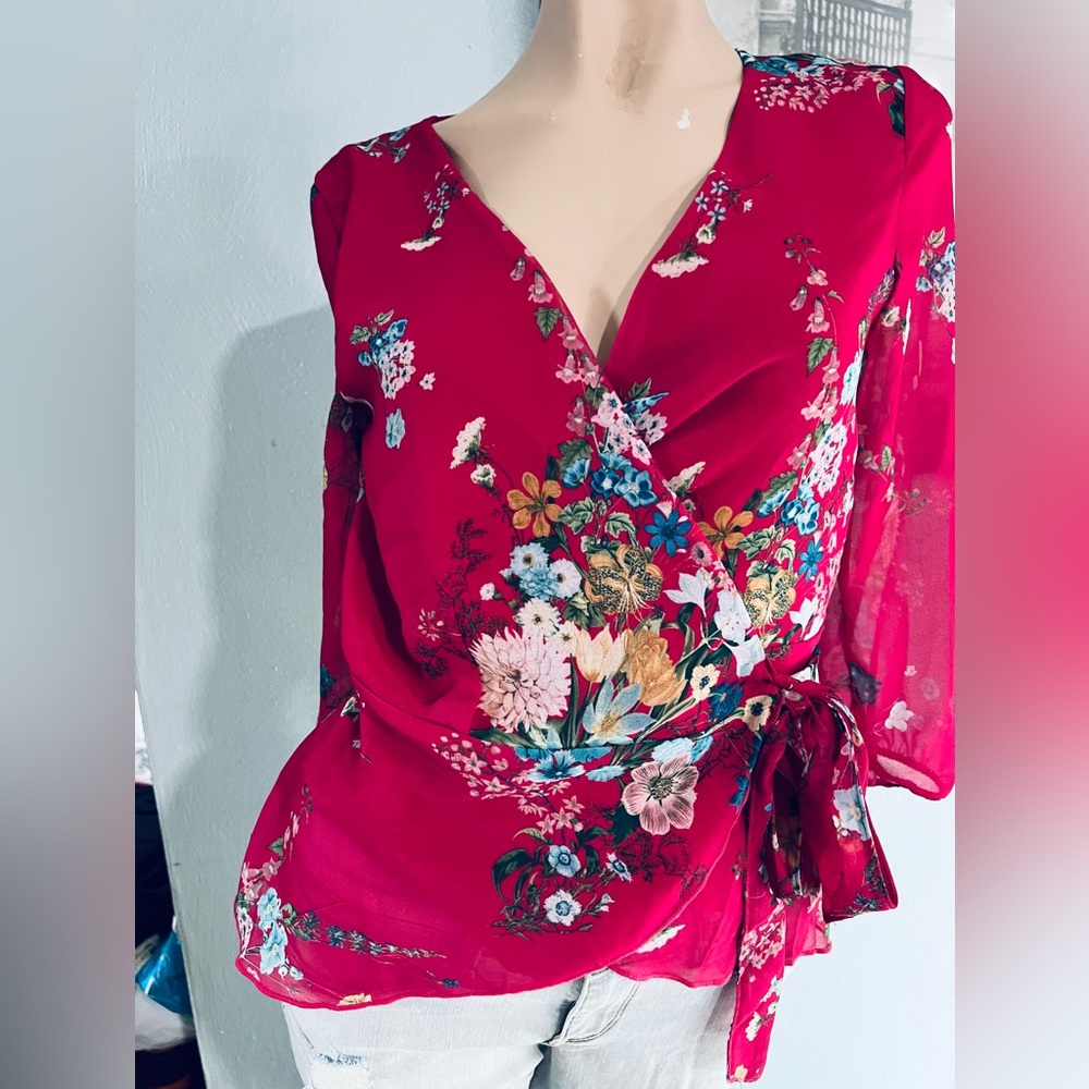 NWT NY&C fuchsia wrap floral top. SIZE XS